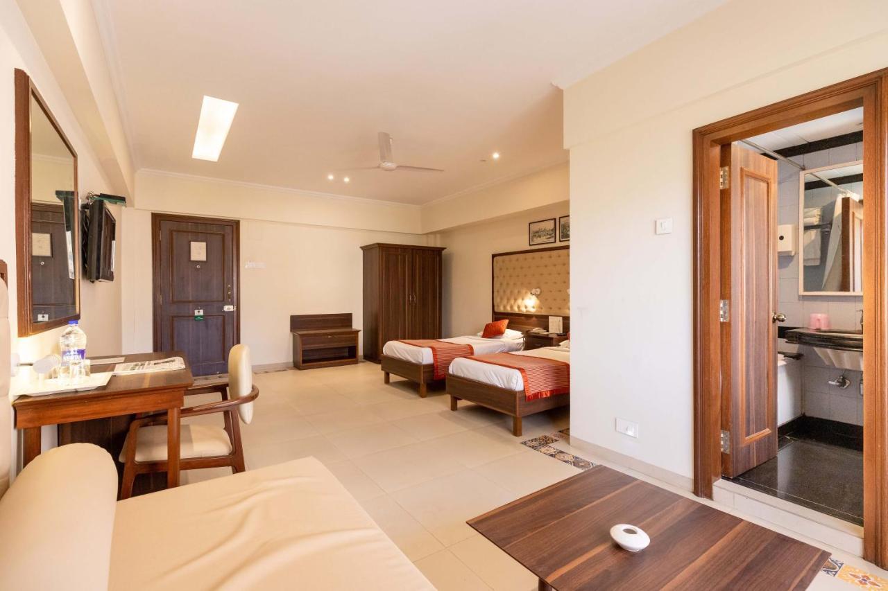 West End Hotel Bombay Eksteriør billede
